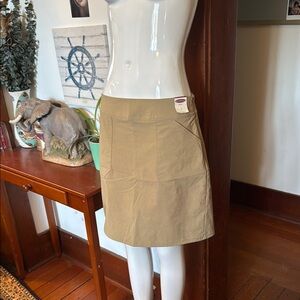 NWT northern reflections size small Tan Skort with Pockets, stretchy